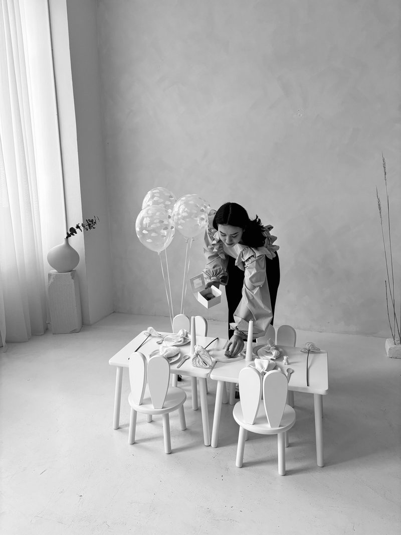Instalace dekorací pro baby shower, černobílá fotografie