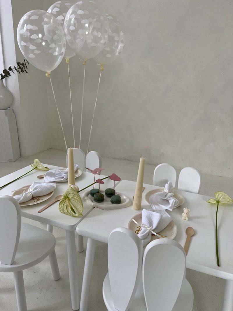Dětský koutek na baby shower s balonky a prostřeným stolkem