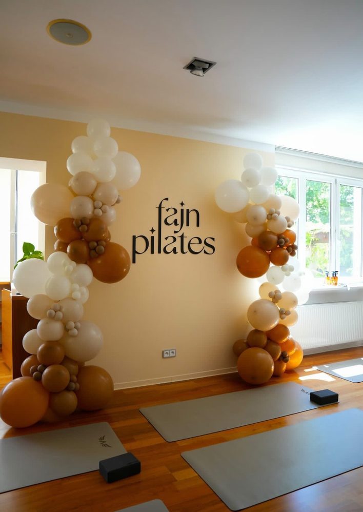 Balonková brána při slavnostním otevření studia Fajn Pilates